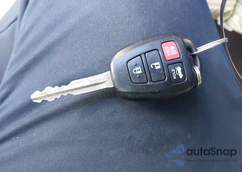 2018 Toyota Corolla Le z USA, uszkodzony, nr VIN 5YFBURHE7JP820620